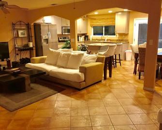 Discover a Private Lake Getaway Oasis in SoCal Wine Country / near Temecula - Canyon Lake - Living room