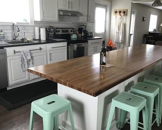 Large beautiful Farmhouse in the heart of PEC - 20 minutes to Sandbanks - Prince Edward - Küche