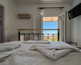Agnadi Syros Beachfront Studios & Rooms - Megas Gialos - Slaapkamer