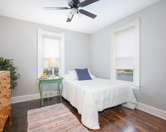 3 Bedroom 2 Bath Home Near Notre Dame 123nd - South Bend - Bedroom