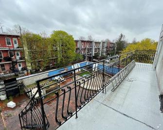 large 3 bedroom apartment, next to metro station, 10 minutes to downtown - Montreal