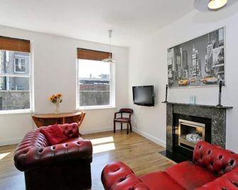 Aspect Apartments City Centre - Aberdeen - Living room