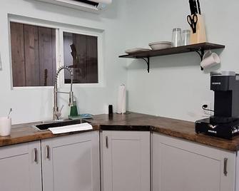 The Cozy Hut with AC and WiFi in fabulous Duncanville - Duncanville - Kitchen