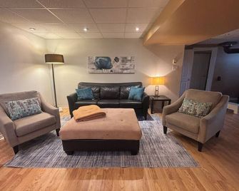 House by the Lake in natural setting in Chelsea - Chelsea - Living room