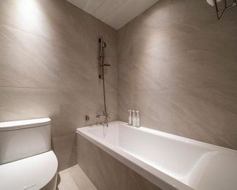 Busan Yongho-dong Athena Hotel - Busan - Bathroom