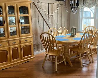 4 bedroom - steps to sandy beach in perfect location! - Madison - Dining room