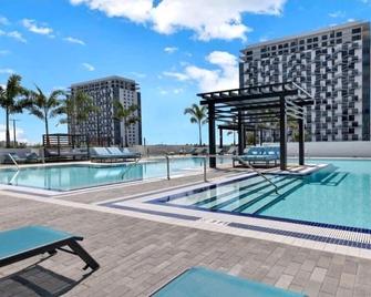 Stylish 1-Bedroom Getaway Apt- pool & gym - Doral - Piscina