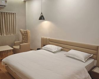 Hotel Krishiv - Sānand - Bedroom