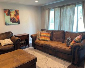 Island In The City - Awesome 3 Br 2 Ba 15 Min From Dia Dt Anschutz - Commerce City - Sala de estar