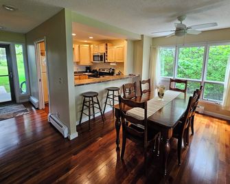 Lake Michigan Condo on Little Traverse Bay in Petoskey - Petoskey - Dining room