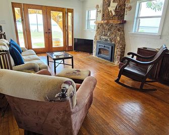 Brady Lake Retreat with Private Boat Ramp & Steam Shower - Brady - Huiskamer