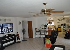 Vacation Rental Near The Colorado River Bullhead City Az. Snowbirds Welcome - Bullhead City - Living room