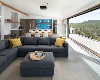 Stunning views overlooking Nederland, modern 3 BD solar powered home, sleeps 6 - Nederland - Sala de estar