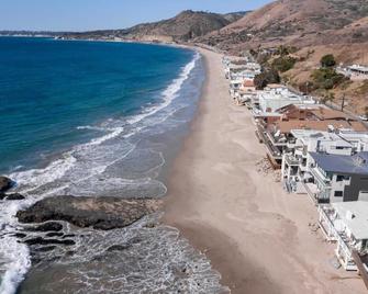 \'Unrivaled Luxury at Premier Beachfront Getaway: Private Beach Access\' - Malibu - Beach