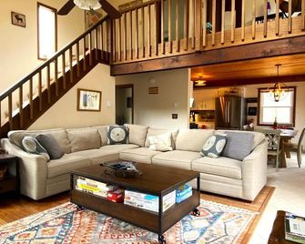 Perfect getaway in The Hideout. Walking distance to beach with scenic lake views - Lake Ariel - Salon