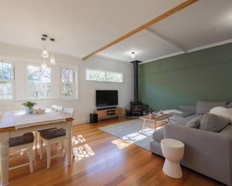 Charming Fig Tree Cottage with WiFi & Parking - Devonport - Living room