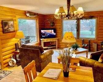 White Pine Cabin with Swimming Pond & Hot Tub Jacuzzi - Lansing - Sala de estar