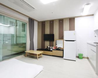 Seogwipo Seohyun Hotel - Seogwipo - Bedroom