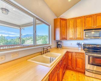 House in the Greenhorn Valley with great views. Room for the whole family! - Colorado City - Cocina