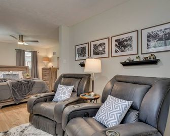 Cozy 2 BR 1BA with Kitchenettes and Private entrance - Augusta - Living room
