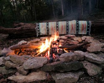Magical Tree House Rental near Kansas City for Glamping in Missouri - Excelsior Springs