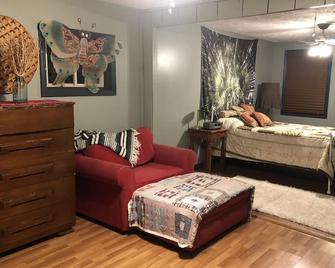 Red roof bungalow minutes from Keeneland race course bourbon trail. Hot tub - Versailles - Bedroom