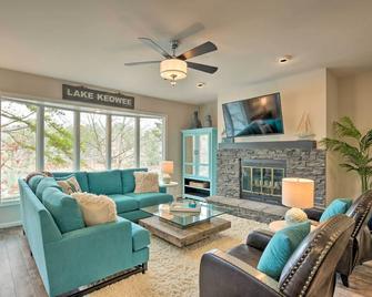 Lake Keowee Resort Condo Waterfront Balcony - Salem - Living room