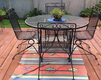 Family & Pet Friendly! Less than 5 miles from down Saratoga & Skidmore College! - Ballston Spa - Patio