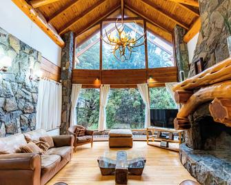 Amazing 4 Bedroom Chalet Villa Traful VT1 by Apartments Bariloche - Villa Traful - Living room