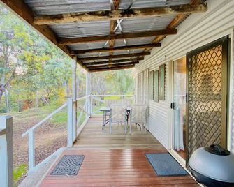 Bushby’s Self Contained Cottage - 듀널리 - 발코니