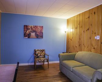 Lakeview Motel - Christina Lake - Living room