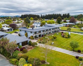 Lakeside Motel & Apartments - Te Anau - Building