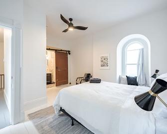 2 Bed, 2.5 Bath renovated heritage home in Downtown Fredericton - Fredericton - Bedroom
