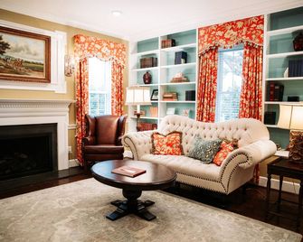 Excelsior at the Manor House - Clemmons - Living room