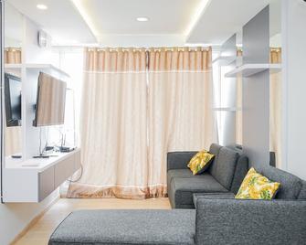 Luxurious And Spacious Apartment 2br Tuscany Residence Bsd By Travelio - South Tangerang City - Living room