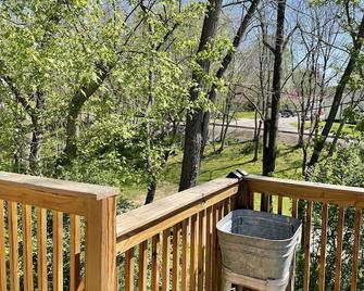Pet friendly Nature Cottage: deck, trails, fire pit, creek, & historic district - Madison - Balcón