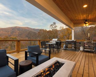 Luxury Cozy Mountain Treehouse w/ Hot Tub + Gym mins to AVL + BlkMtn - Swannanoa - Balcon