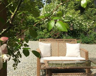 Cobble Wood and Bird Sanctuary Guest Houses - Tofino - Patio