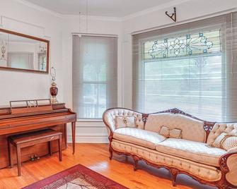 Charming Champaign Victorian with Deck! - Champaign - Living room