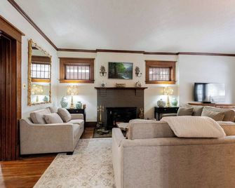 Heritage Home - Spacious 5 Bedroom Character Home - Moose Jaw - Sala de estar
