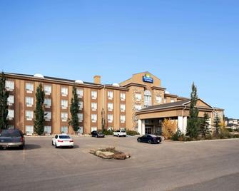 Days Inn & Suites by Wyndham Strathmore - Strathmore - Gebäude