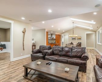 5-Star Luxury, 4 Masters with 2 Queen Beds each, Pool Table, Putting Green - Bandon - Sala de estar