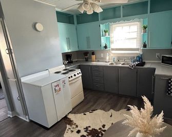 Cozy 1-bedroom pet friendly house in lovely Kernersville close to major highways - Kernersville - Cocina