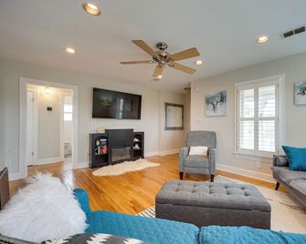 Pet-Friendly Texas Retreat w/ Deck & Gas Grill! - Llano - Huiskamer
