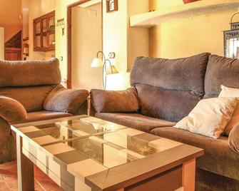 This vacation home consists of two buildings and can accommodate 14 people with extra beds. - Alcaracejos - Sala de estar