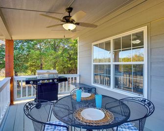 Stocked Fishing Ponds: Texas Getaway w/ Cows! - Bonham - Balcón