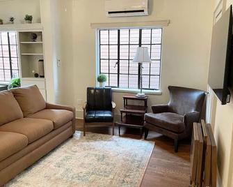 Downtown Knoxville Condo near UT - Knoxville - Living room