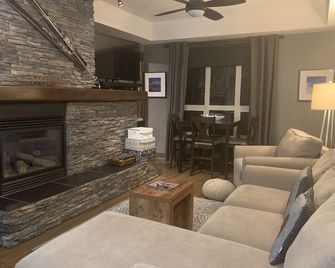 !!Stay 3 nights for the price of 2!! Executive 2 Bedroom Condo - Radium Hot Springs - Living room