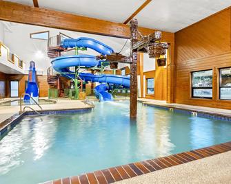 Days Inn by Wyndham Mitchell SD - Mitchell - Pool