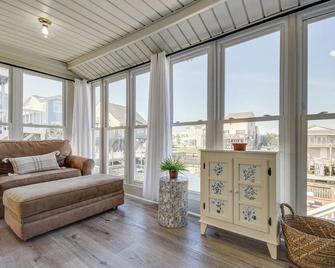 The Reel Inn - Holden Beach - Living room